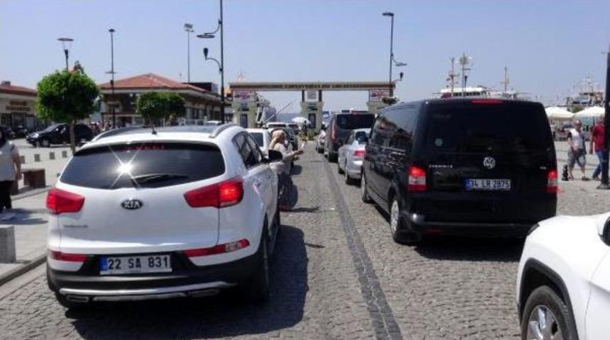 Bayram Bitti, Feribot Kuyruğu Bitmedi