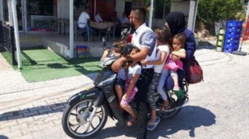 Motosikletle Aile Boyu Yolculuk Jandarmayı Bile Şaşırttı