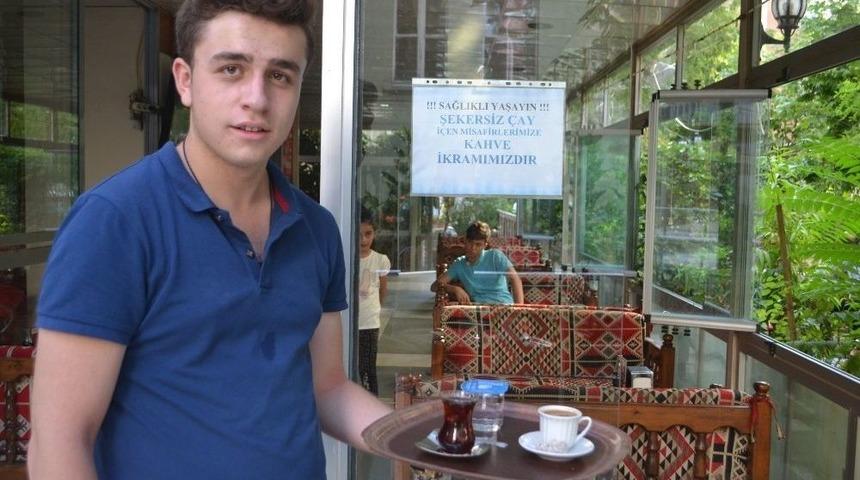 Şekersiz &Ccedil;ay İ&ccedil;en M&uuml;şterilerine Kahve İkram Ediyor