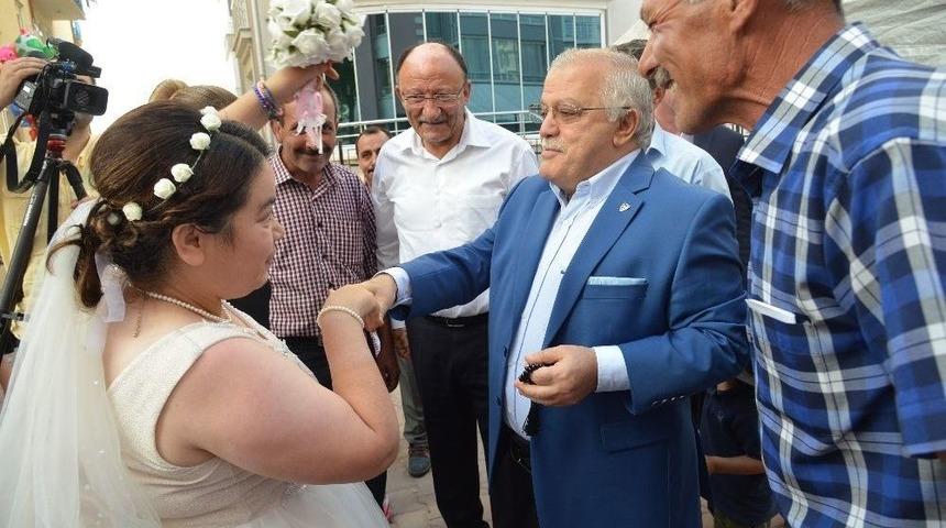 Vali Damadı Olmayan D&uuml;ğ&uuml;ne Katıldı, Altın Taktı