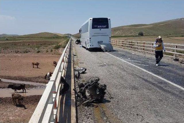 Takla Atan Otomobilden Fırlayan 2 Kişiyi Yolcu Otobüsü Ezdi