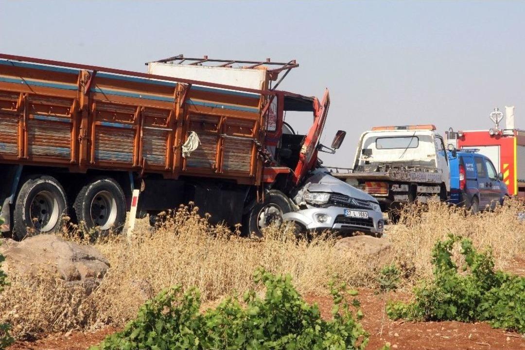 Askeri Ara&ccedil;la Kamyon &Ccedil;arpıştı: 1 Şehit, 6 Yaralı