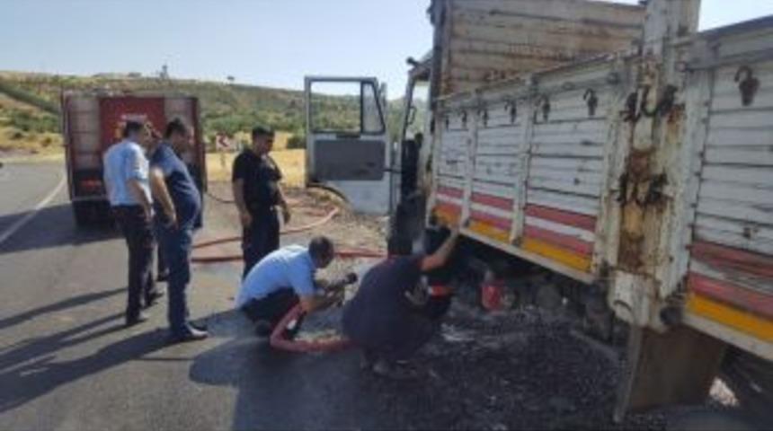 Seyir Halindeki Kamyonet Alev Aldı