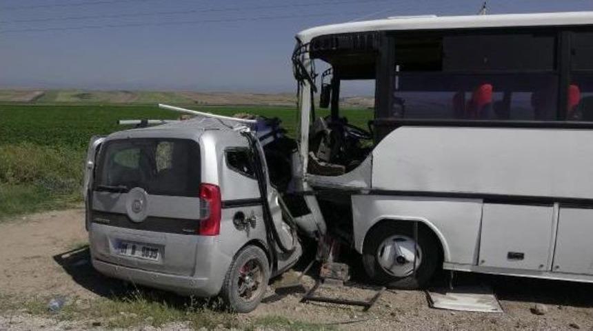 Adana'da Kaza: 1 &Ouml;l&uuml;, 11 Yaralı