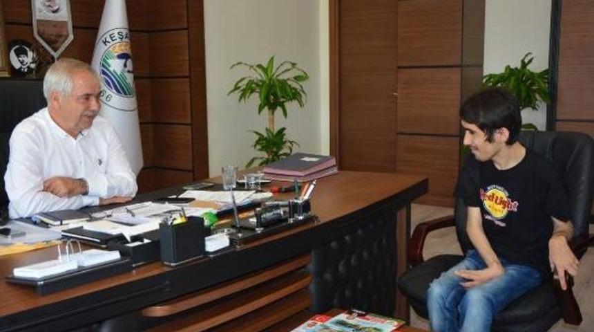 T&uuml;rkiye'nin Hawking'i &Ccedil;i&ccedil;ek, Engelliler I&ccedil;in Yazılım &Uuml;retmek Istiyor