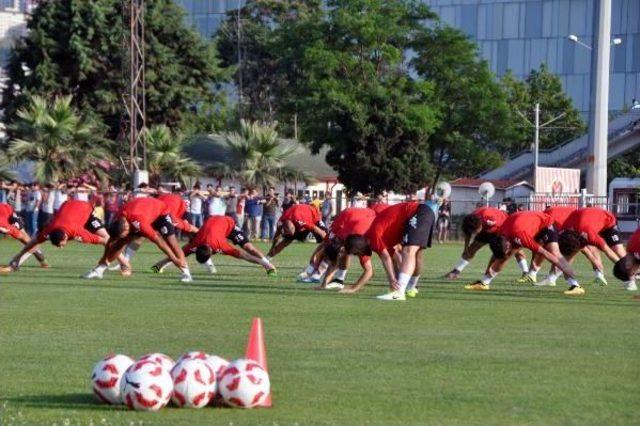 Samsunspor Teknik Direktörü Alpay Özalan: Sahada Savaşan Takım Olacağız