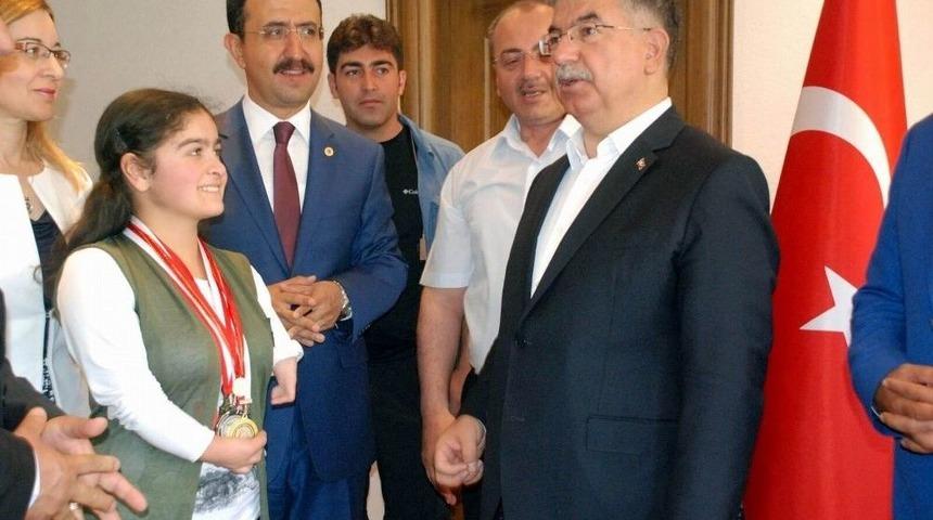 Bakan Yılmaz, Teog&rsquo;da Dereceye Giren &Ouml;ğrencileri &Ouml;d&uuml;llendirdi