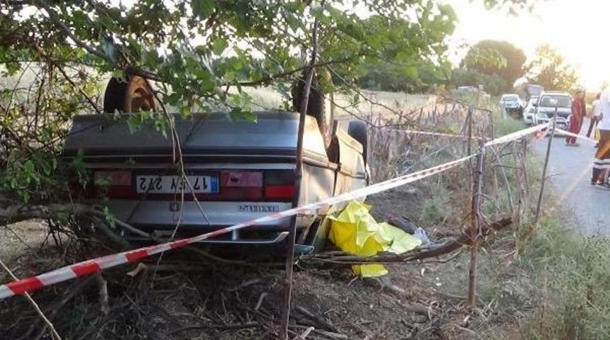 &Ccedil;anakkale'de Takla Atan Otomobilin S&uuml;r&uuml;c&uuml;s&uuml; &Ouml;ld&uuml;