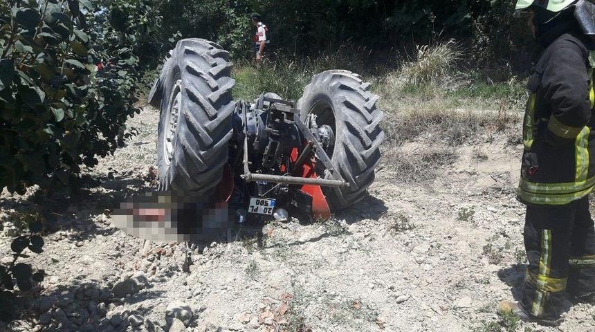 Tarlada &Ccedil;ift S&uuml;rerken Trakt&ouml;r&uuml;n Altında Kaldı