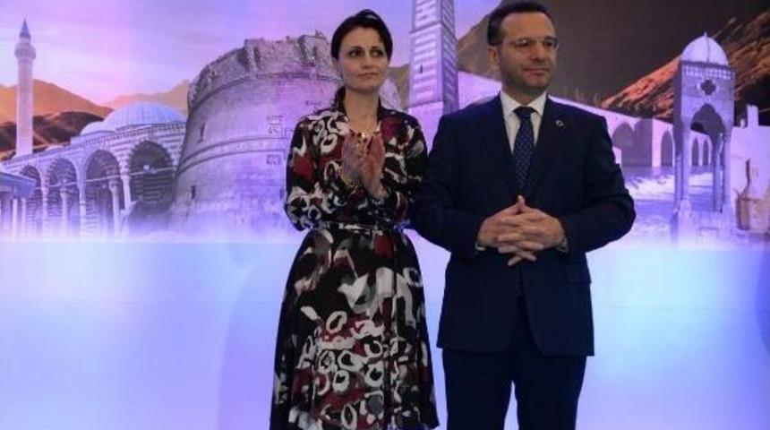 Vali Aksoy'dan Duygusal Veda: G&uuml;venlik G&uuml;&ccedil;lerimiz Sivillere Zarar Vermeme Adına Şehit Oldu