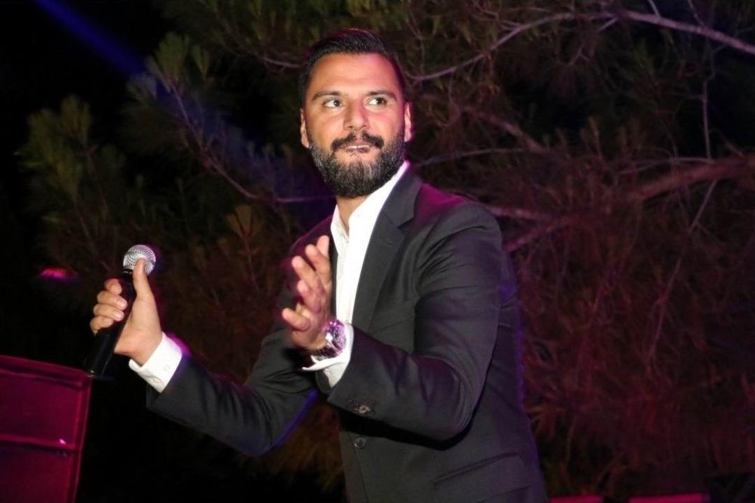 &Uuml;nl&uuml; Şarkıcı Alişan Muhafazakar Otelde Konser Verdi