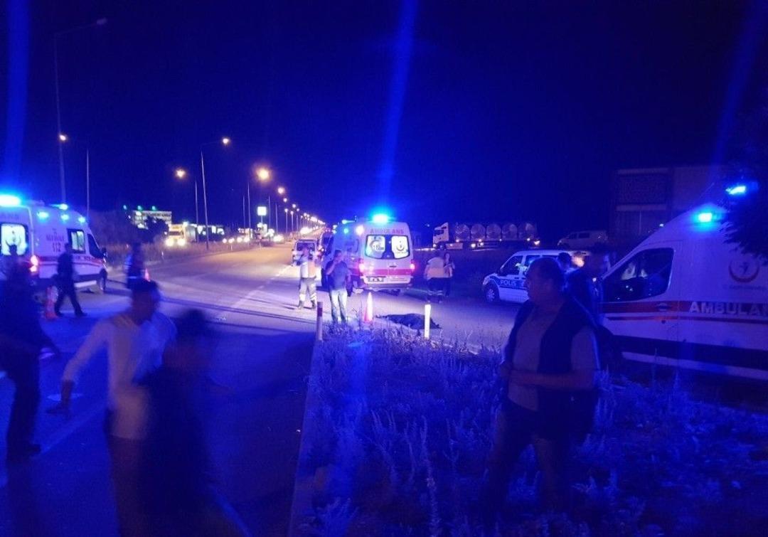 Afyonkarahisar&rsquo;da Feci Kaza: 4 &Ouml;l&uuml;, &Ccedil;ok Sayıda Yaralı