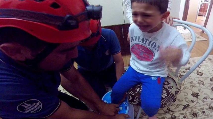 Ayağı Plastik Tabureye Sıkışan &Ccedil;ocuğu İtfaiye Kurtardı