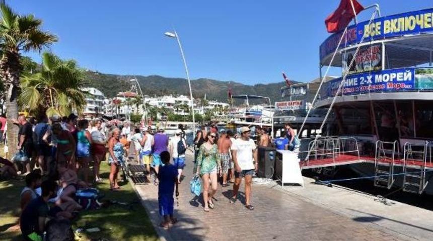 Marmaris Koylarını Marşlar Eşliğinde Geziyorlar