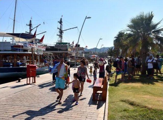 Marmaris Koylarını Marşlar Eşliğinde Geziyorlar