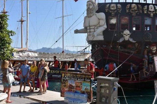 Marmaris Koylarını Marşlar Eşliğinde Geziyorlar