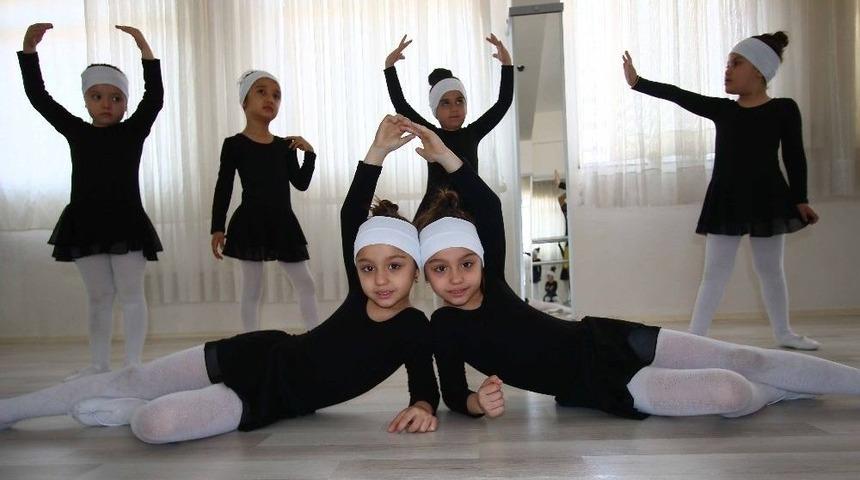 Minik Balerin Ve Baletler Sahnede