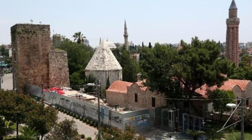 Antalya'nın Merkezinde Sel&ccedil;uklu Mezarlığı
