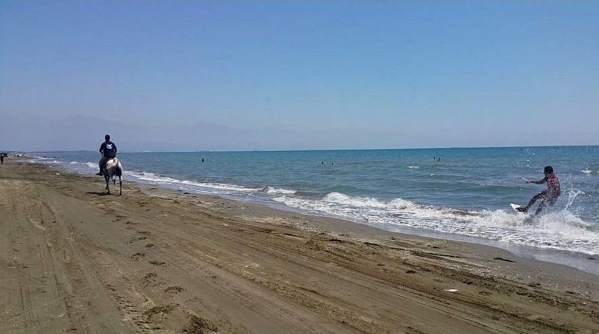 Sahilde Atlı S&ouml;rf Keyfi