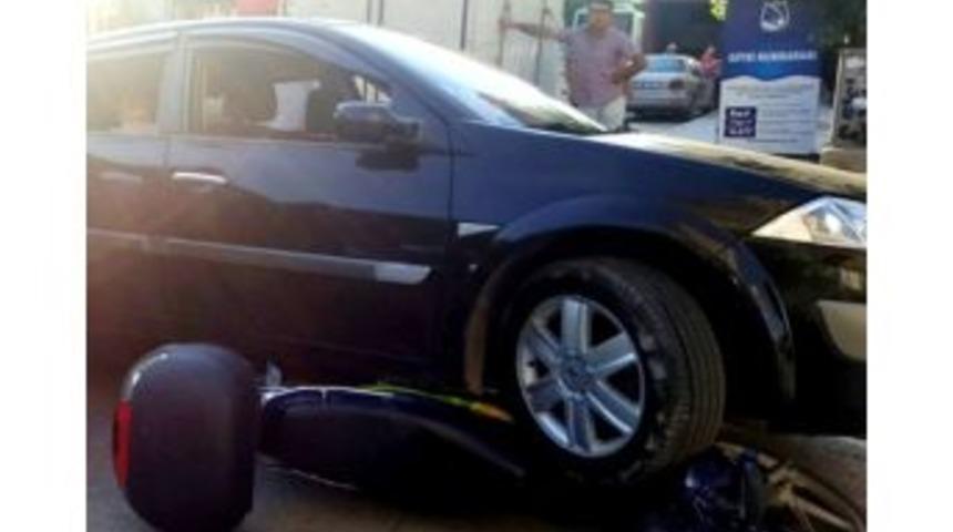 Sinirlenen S&uuml;r&uuml;c&uuml; Aracıyla Motosikleti Ezdi