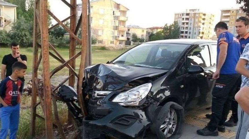 Van&rsquo;da Trafik Kazası: 2 Yaralı