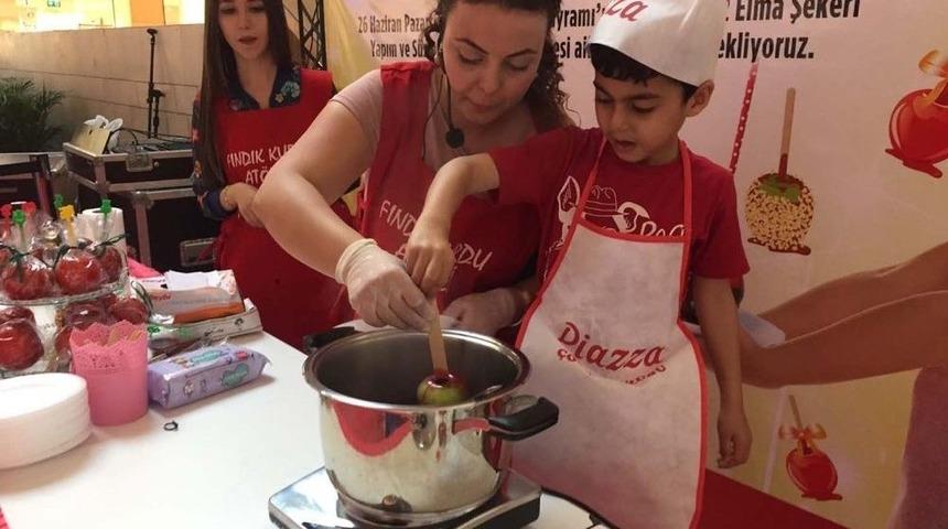 Minik Eller Elma Şekeri S&uuml;sledi