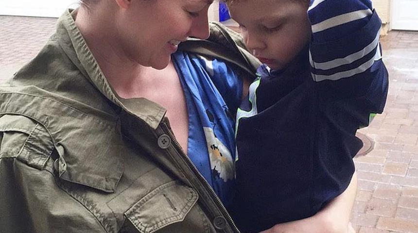 1 hafta boyunca 3 yaşındaki oğlunun zevkine g&ouml;re giyinen anne