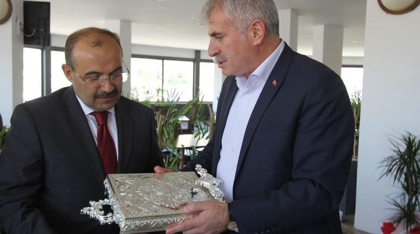 Vali Ustaoğlu Onuruna Veda Yemeği D&uuml;zenlendi