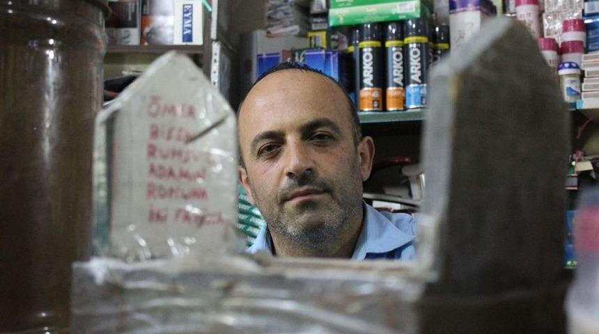 &Ouml;l&uuml;m&uuml; Hatırlatmak İ&ccedil;in İş Yerinde Maket Mezar Sergiliyor