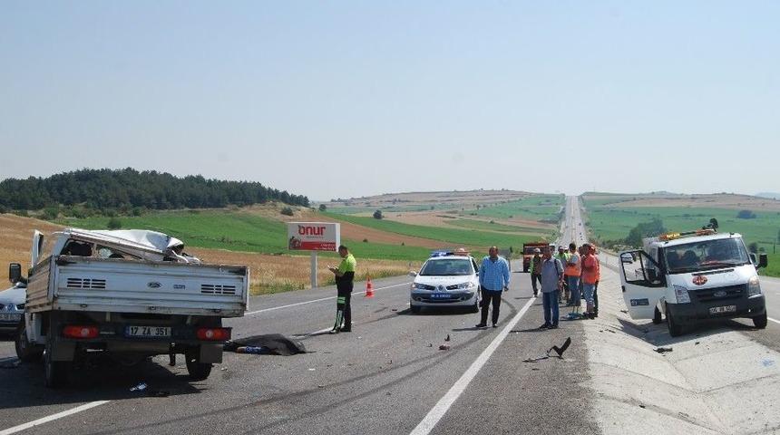Tıra &Ccedil;arpan Kamyonet Hurdaya D&ouml;nd&uuml;: 1 &Ouml;l&uuml;, 1 Yaralı