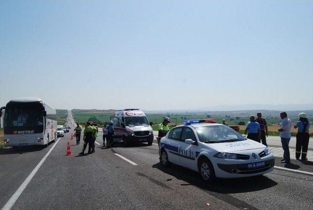 Tıra Çarpan Kamyonet Hurdaya Döndü: 1 Ölü, 1 Yaralı