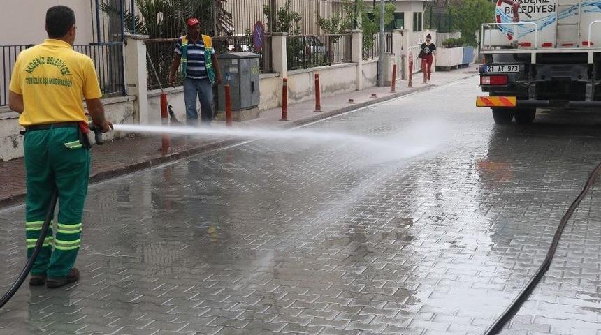 Akdeniz&rsquo;de Yollar Ve Kaldırımlar Yıkanıyor