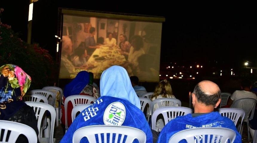 A&ccedil;ık Hava Sinema Nostaljisi &Uuml;nye&rsquo;de Yaşatılıyor