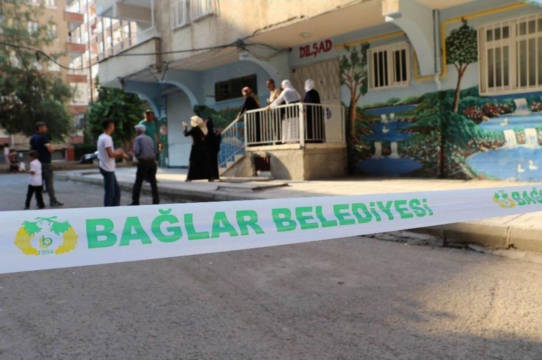 Zabıta Ekipleri, Yıkılma Tehlikesi Bulunan Binanın Kapısını, Vatandaşların &Uuml;zerine Kilitledi