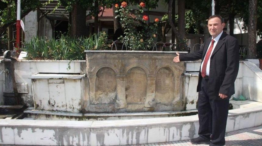 Şaphane&rsquo;de 2 Bin Yıllık Lahit Mezar Taşı &rsquo;g&ouml;z G&ouml;re G&ouml;re Yok Oluyor&rsquo;