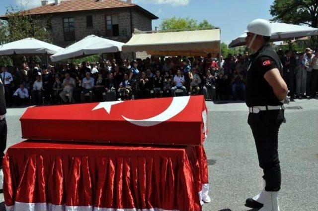 Kalp Krizinden Ölen Polis Törenle Taprağa Verildi