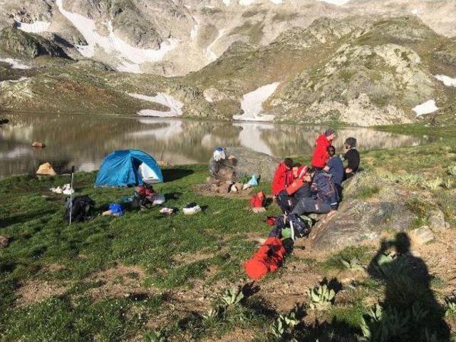 Uludağ’In Eteğindeki Kampta Ayı Paniği