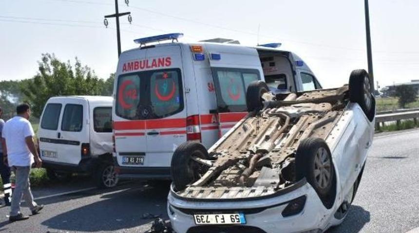 Otomobil, Arıza Yapan Hafif Ticari Araca Çarptı: 2 Yaralı