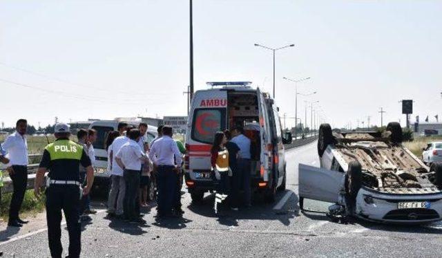 Otomobil, Arıza Yapan Hafif Ticari Araca Çarptı: 2 Yaralı