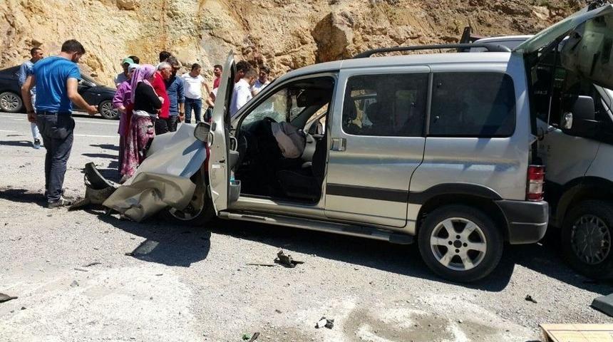 Trabzon&rsquo;da Trafik Kazası: 1 &Ouml;l&uuml;, 2 Yaralı