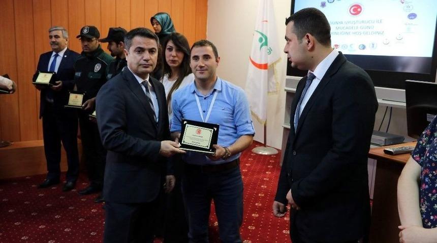 Yozgat&rsquo;ta Madde Bağımlılığı İle M&uuml;cadele Edenlere Plaket Verildi