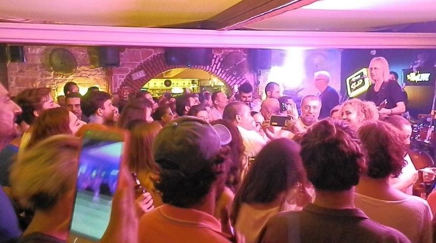 Fo&ccedil;a &Uuml;nl&uuml; Rock Grubuyla Coştu