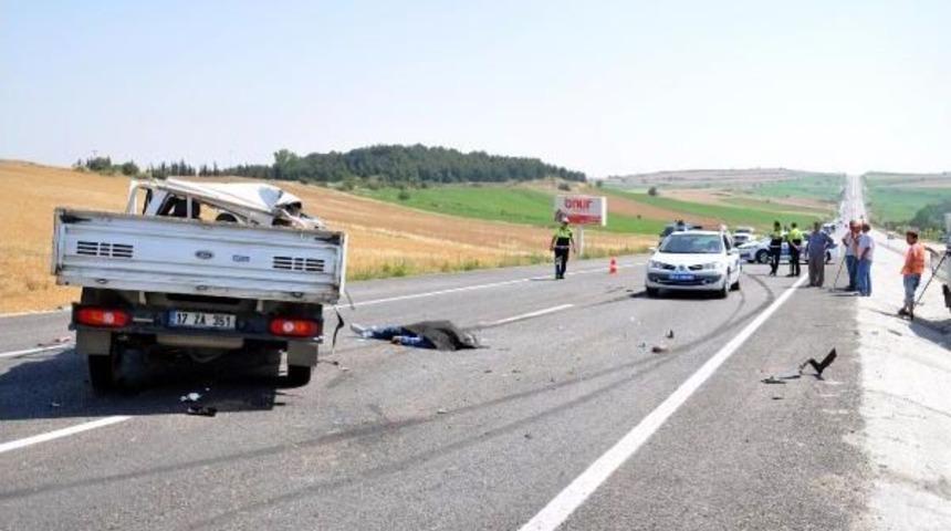 Tır'a Arkadan Çarpan Kamyonette 1 Kişi Öldü