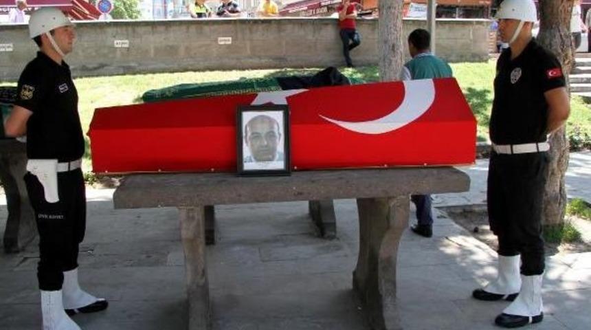 Kalp Krizinden &Ouml;len Polis T&ouml;renle Taprağa Verildi (2)