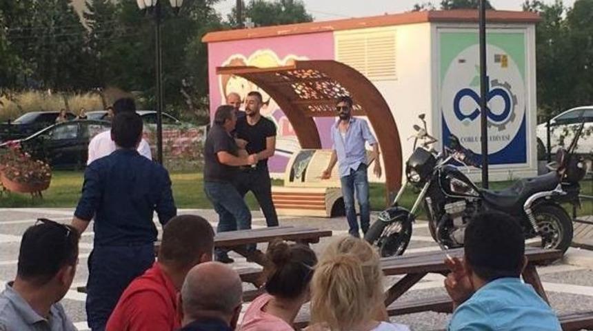 &Ccedil;ocuk Parkında Fal&ccedil;atalı Kavga: 2 Yaralı