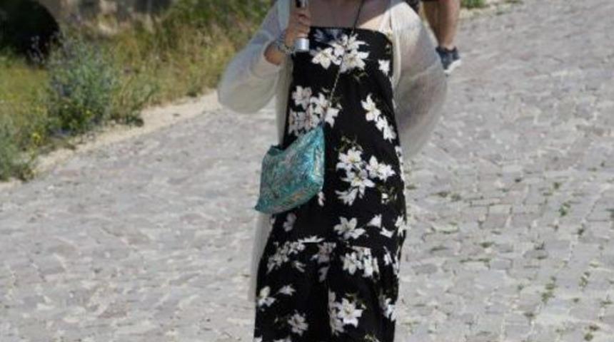 Kapadokya'da Yakıcı G&uuml;neşten Şemsiye Ile Korunan Turistler