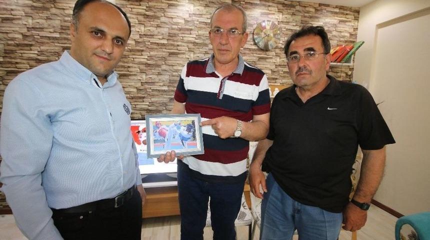 D&uuml;nya Şampiyonunun İsmi Memleketinde Spor Salonuna Verilecek