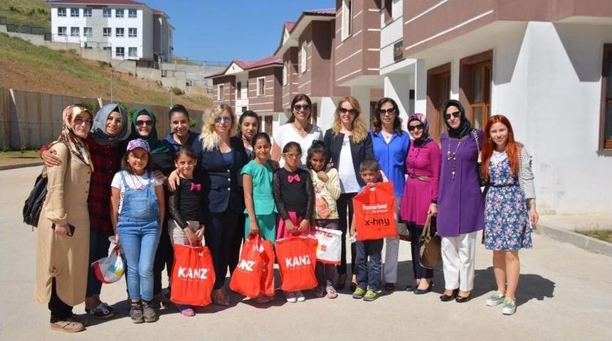 G&ouml;n&uuml;l El&ccedil;ileri, Sevgi Evlerindeki &Ccedil;ocukları Ziyaret Etti