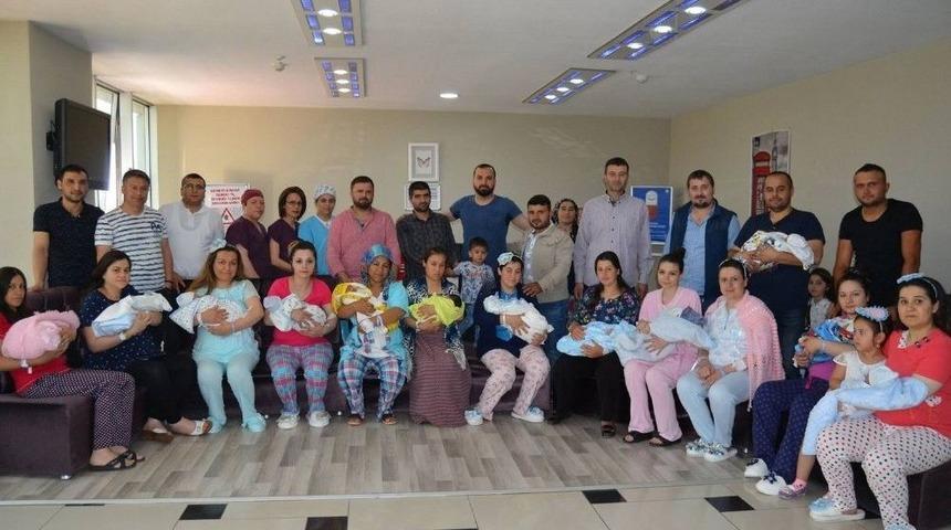 Uşak&rsquo;ta Kadir Gecesi D&uuml;nyaya Gelen 15 Bebek Hatıra Fotoğrafı &Ccedil;ekildi