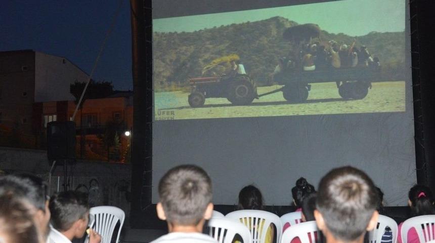 Nil&uuml;fer&rsquo;de A&ccedil;ık Havada Sinema Keyfi Başladı